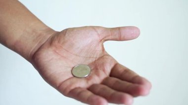 Erkek el ele tutuşup gümüş paraları sayıyor. Yoksulluk kavramı, ödeme, para yok, yoksulluk.