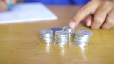 Yatırımcılar paraları dikkatle sayıyorlar.