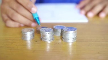 Yatırımcılar paraları dikkatle sayıyorlar.