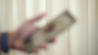 Bulanık, yakın plan cep telefonu ekranı. İnternet gezme, sosyal medya ve pazarlama