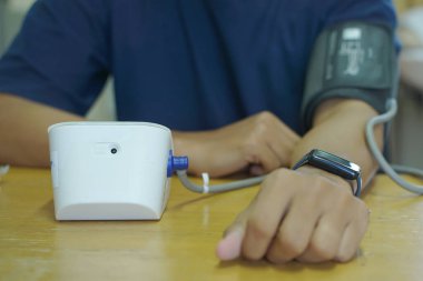 Kan basıncını ölçmek için kullanılan bir tansiyometre ya da sfenometre yakın çekim. Elektronik monitörle Kan Basıncını Ölçmek