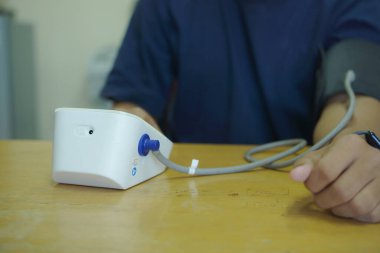 Kan basıncını ölçmek için kullanılan bir tansiyometre ya da sfenometre yakın çekim. Elektronik monitörle Kan Basıncını Ölçmek