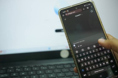 Balikpapan 28 Mayıs 2025. ABD 'li yapay zeka şirketi OpenAI LLC' nin web sitesi olan cep telefonu iş logosu önünde ekranda. Telefon ekranının sol üst kısmına odaklan.