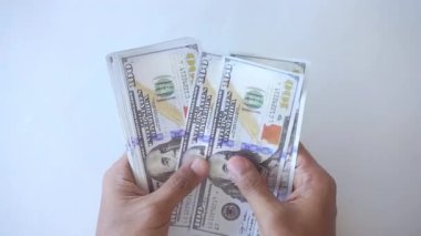 Adam para sayıyor. Para tahsisi, ekonomi konsepti, düşen ya da yükselen Amerikan doları. Beyaz zemin, iş, finans, banka, para biriminde izole edilmiş dolar nakitle insan elleri