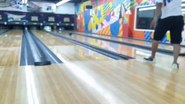 Bu grev olacak. Kulüpte bowling oynayan sıradan giyinmiş bir adamın arka parçacık görüntüsü.