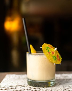 İçki barında şemsiyeyle servis edilen bir kokteyl.