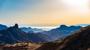 Gran Canaria Adası 'nın tepesinden bir manzara. Her tarafı dağlarla çevrili. Altın saatin sisli manzarası