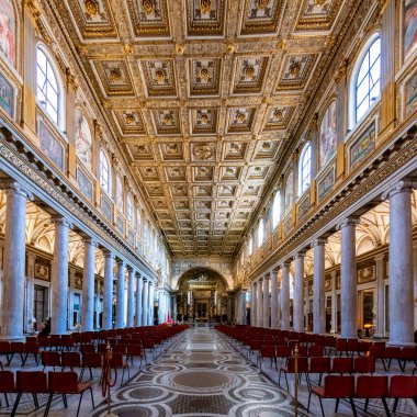 Santa Maria La Maggiore 'un ana gövdesini girişten görebiliyorsunuz. Orada tüm nav' ın içini görebilirsiniz..