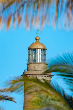 Feneri görebileceğiniz Maspaloma fenerine yakın çekim yapın.