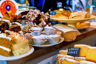 Muffinler ve limon dilimlerine odaklanarak yerel bir fırında sergilenen çeşitli yeni pişirilmiş mallar..