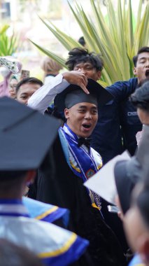 Üniversite öğrencileri kampüsünde öğrenciler