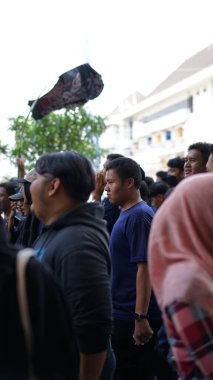 Üniversite öğrencileri kampüsünde öğrenciler