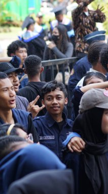 Üniversite öğrencileri kampüsünde öğrenciler