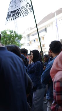 Üniversite öğrencileri kampüsünde öğrenciler