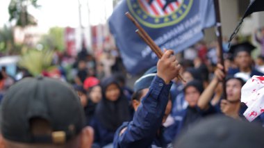 Asyalı adam dua etmek için el ele tutuşuyordu..