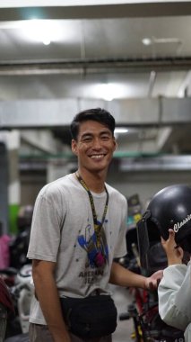 Üniversite öğrencileri kampüsünde öğrenciler