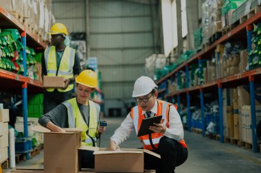 Depo çalışanı etiketi ve el tarayıcısı ile ürünleri etiketleyip siparişleri tamamlıyor. Tüm ürünlerin güvenli ve güvenli bir şekilde paketlendiğini ve doğru yere gönderilmek üzere etiketlendiğini doğrula.
