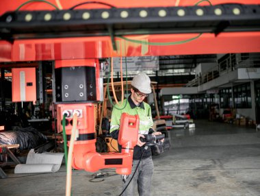 Deneyimli robotik teknisyenler otomatik olarak bir kontrol paneli aracılığıyla kaynaklama ve kaldırma işlemine giriyorlar. Üretim hatları tekrarlanabilir, güvenilir, tutarlı ve kendi kendine kontrol edilebilir..