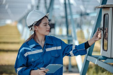 Güneş enerjisi kurucusu ve uygulayıcı elektrik sistemlerini uygun kablolama, kutuplaşma, topraklama ve sonlandırma güvenilirliği için inceler. Güvenlik protokolleri ve prosedürlerine uyuluyor.