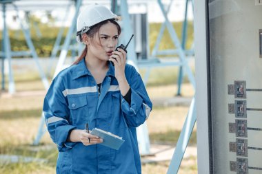 Güneş enerjisi kurucusu ve uygulayıcı elektrik sistemlerini uygun kablolama, kutuplaşma, topraklama ve sonlandırma güvenilirliği için inceler. Güvenlik protokolleri ve prosedürlerine uyuluyor.