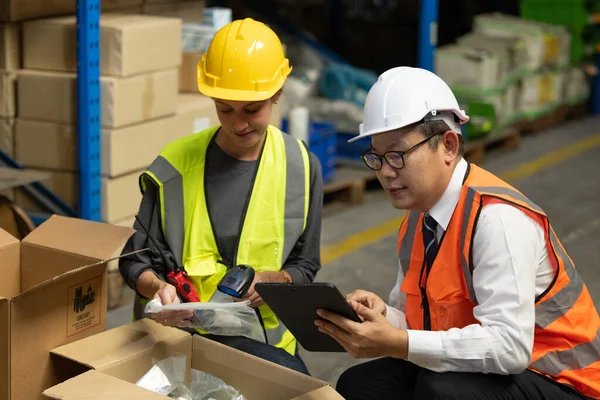 Los Trabajadores Almacén Etiquetan Etiquetan Los Productos Con Escáner Portátil — Foto de Stock