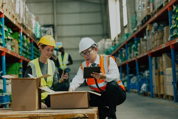 Los Trabajadores Almacén Etiquetan Etiquetan Los Productos Con Escáner Portátil — Foto de Stock