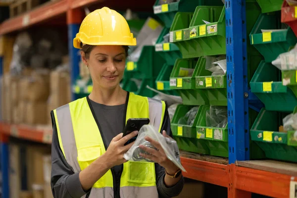 Armazém Trabalhador Etiqueta Etiquetar Produtos Com Scanner Mão Para Preparar — Fotografia de Stock