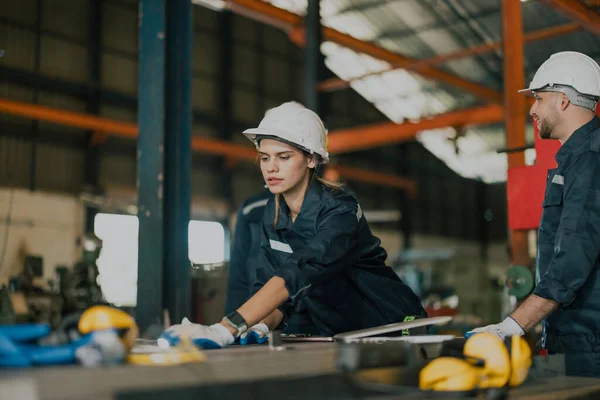 Las Mujeres Técnicas Robóticas Asumen Responsabilidades Liderazgo Convencionales Lugar Trabajo —  Fotos de Stock