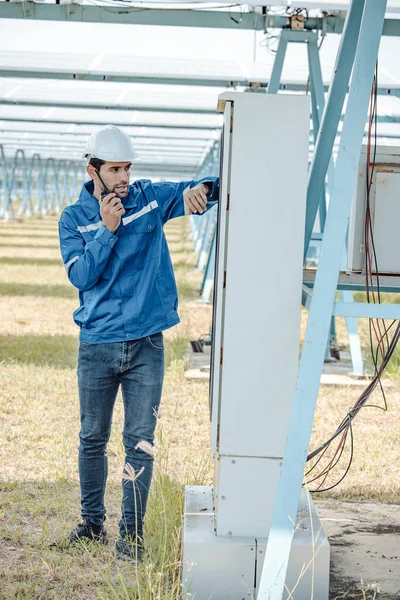 Solar Electric Installer Practitioner Inspect Electrical Systems Appropriate Wiring Polarity — Stock Photo, Image