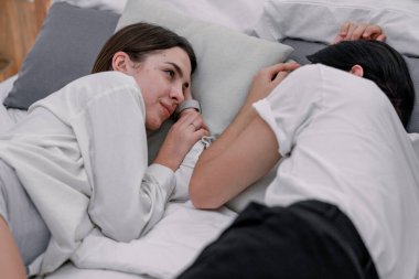 Genç bir çiftin romantik aşkı, ilgisi ve sevgisi. Uzun birliktelik ve karşılıklı anlayış, sıcak bir ilişkinin gelişimini teşvik eder. Hayat arkadaşı olmanın neşeli anı.