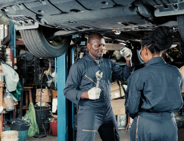 Auto Mechanic Supervisor Directly Coaches Mentors Trains Trainee Staff Technical — Stock Photo, Image