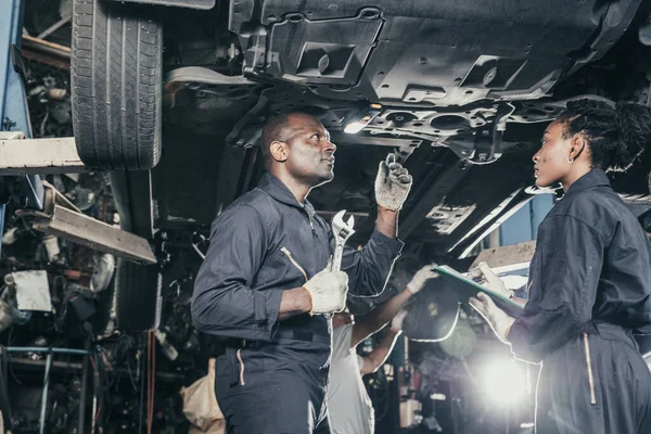 Supervisor Mecánico Automóviles Entrena Directamente Personal Prácticas Procedimientos Técnicos Dar —  Fotos de Stock