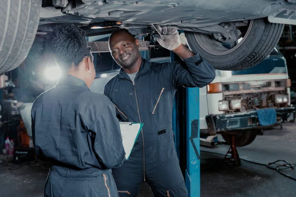 Supervisor Mecánico Automóviles Entrena Directamente Personal Prácticas Procedimientos Técnicos Dar —  Fotos de Stock
