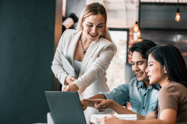 Dersten sonra, üniversite öğrencileri tartışır, fikir ve düşüncelerini paylaşır ve birbirlerinden öğrenirler. Akademik kütüphanelerde daha teknolojik ve işbirlikçi bir toplumu destekleyen modern ve geniş alanlar