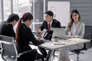 Veri analisti ekibi beyin fırtınası, analiz ve denetim şirketinin bütçesini değerlendirmek için veri ve istatistiksel rapor kullanıyor. Finansal kazanç, performans ve riskleri saptamak ve tahmin etmek. Yatırım fırsatlarının araştırılması