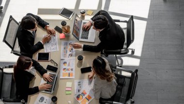 Veri analisti ekibi beyin fırtınası, analiz ve denetim şirketinin bütçesini değerlendirmek için veri ve istatistiksel rapor kullanıyor. Finansal kazanç, performans ve riskleri saptamak ve tahmin etmek. Yatırım fırsatlarının araştırılması