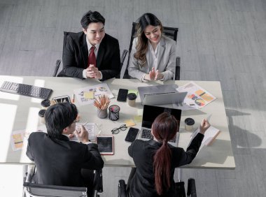 Veri analisti ekibi beyin fırtınası, analiz ve denetim şirketinin bütçesini değerlendirmek için veri ve istatistiksel rapor kullanıyor. Finansal kazanç, performans ve riskleri saptamak ve tahmin etmek. Yatırım fırsatlarının araştırılması