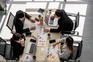 Veri analisti ekibi beyin fırtınası, analiz ve denetim şirketinin bütçesini değerlendirmek için veri ve istatistiksel rapor kullanıyor. Finansal kazanç, performans ve riskleri saptamak ve tahmin etmek. Yatırım fırsatlarının araştırılması