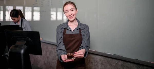 Jonge Volwassen Barista Volgen Recepten Ambachtelijke Speciale Dranken Maken Druppelkoffie — Stockfoto