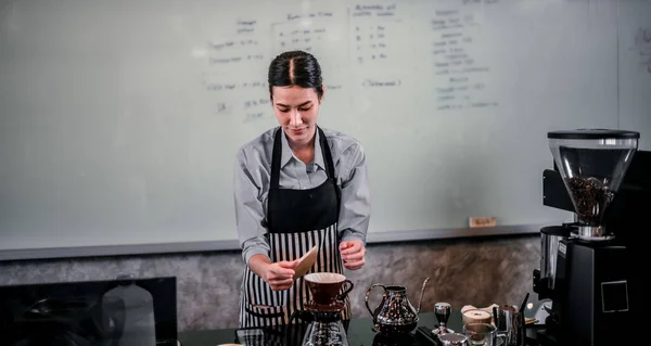 Jonge Volwassen Barista Volgen Recepten Ambachtelijke Speciale Dranken Maken Druppelkoffie — Stockfoto