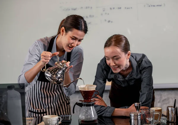 年轻的成年贵族们遵循食谱来创造工匠和特色饮料 用独特的方法制作滴落咖啡 小业主们在慢餐咖啡中练习味觉和嗅觉 — 图库照片