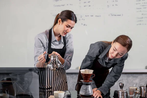 바리스타 성인들은 전문적 음료를 만드는 조리법을 따른다 커피를 방법으로 만드는 — 스톡 사진