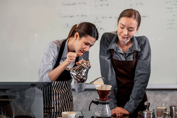 若い大人のバリスタは 職人と専門的な飲み物を作成するためのレシピに従ってください ユニークな方法でドリップコーヒーを作る 中小企業のオーナーは 遅いバーコーヒーで味と香りの感覚を練習します — ストック写真