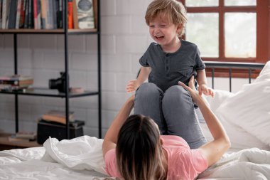 Çocukluk anıları kaygısız, neşeli ve heyecan verici anlarla doludur. Aileler zamanlarını çocuklarla oynayarak ve onları kucaklayarak geçirir, onlara kendi kişiliklerini geliştirme özgürlüğü verir..