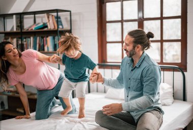 Çocukluk anıları kaygısız, neşeli ve heyecan verici anlarla doludur. Aileler zamanlarını çocuklarla oynayarak ve onları kucaklayarak geçirir, onlara kendi kişiliklerini geliştirme özgürlüğü verir..