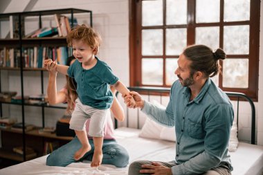 Çocukluk anıları kaygısız, neşeli ve heyecan verici anlarla doludur. Aileler zamanlarını çocuklarla oynayarak ve onları kucaklayarak geçirir, onlara kendi kişiliklerini geliştirme özgürlüğü verir..