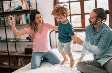 Çocukluk anıları kaygısız, neşeli ve heyecan verici anlarla doludur. Aileler zamanlarını çocuklarla oynayarak ve onları kucaklayarak geçirir, onlara kendi kişiliklerini geliştirme özgürlüğü verir..