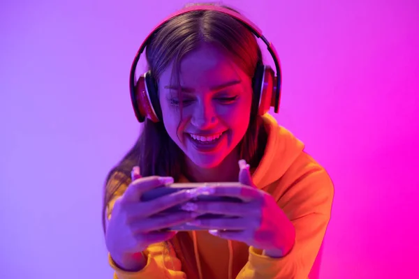 Genç Yetişkin Bir Kadının Kulaklık Taktığı Oyun Oynadığı Müzik Dinlediği — Stok fotoğraf