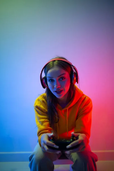 Снимок Молодой Взрослой Женщины Наушниках Играющей Игры Слушающей Музыку Поддерживать — стоковое фото