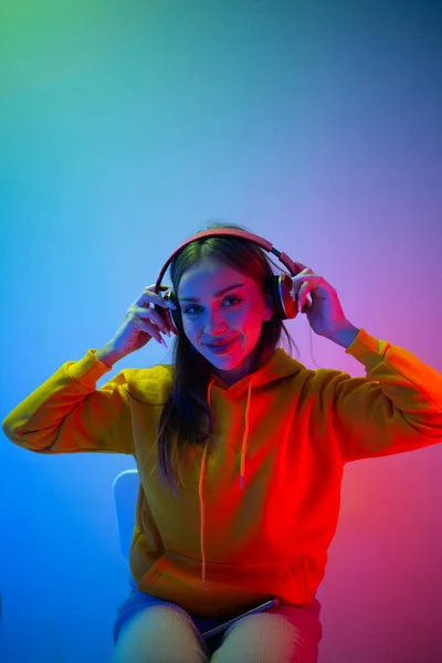 Genç Yetişkin Bir Kadının Kulaklık Taktığı Oyun Oynadığı Müzik Dinlediği — Stok fotoğraf